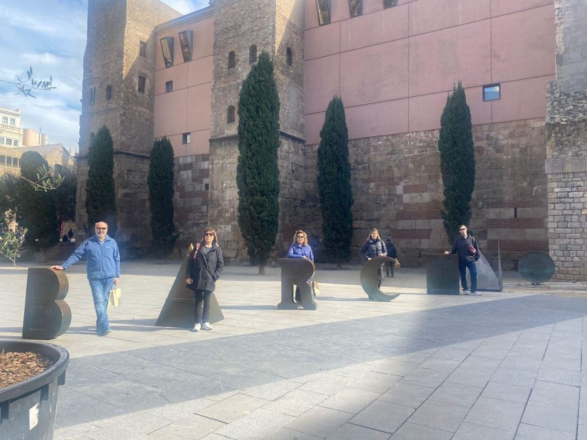 Barcelona: Private Gothic Quarter Tour With Flamenco Show - Guided Tour by Knowledgeable Staff