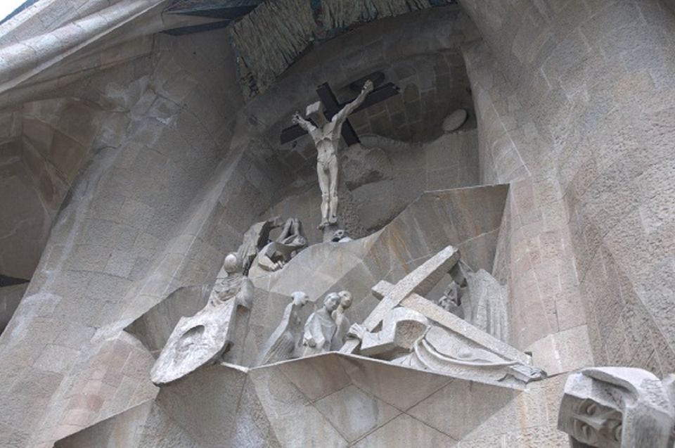 Barcelona: Sagrada Familia Tour of the Facades in German - Majestic Views and Details