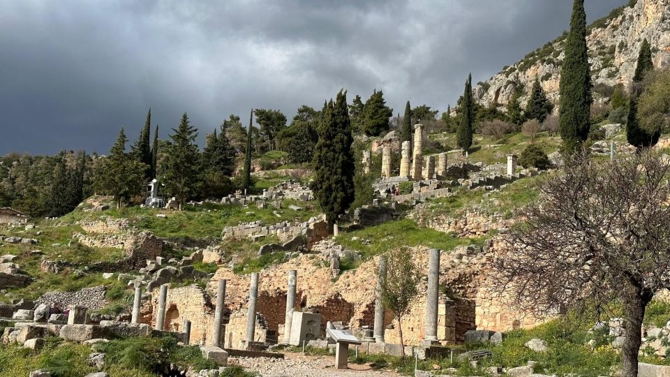 Delphi Navel Of Earth Hosios Loukas Full Day Private Tour - Visit Arachova