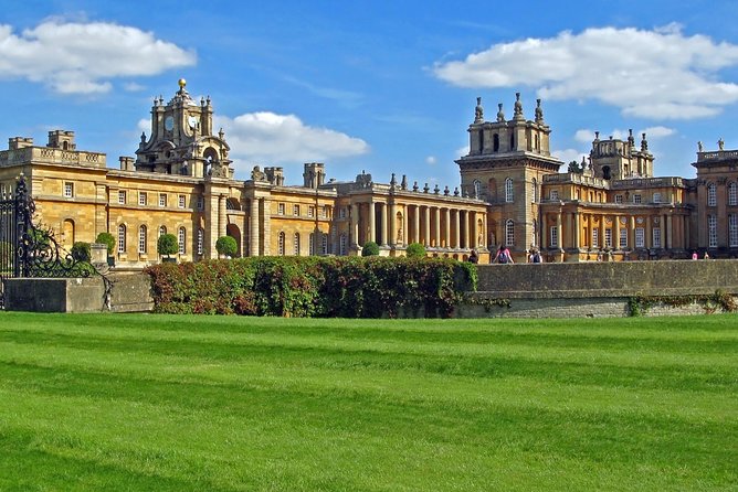 Downtown Abbey Village in The Cotswolds, Blenheim Palace & Lunch - Pub Lunch Experience