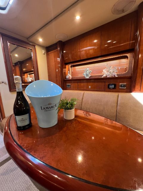 ⭐️⭐️⭐️⭐️⭐️ Private 🛥️ Yacht Rentals ⏰ 2h 🍾 Champagne Gift - Yacht Capacity and Amenities