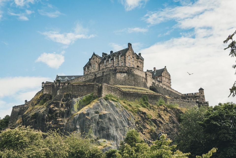 Edinburgh: Fun Puzzle Treasure Hunt to a Pub! + Team Racing! - Meeting Point and Starting Location