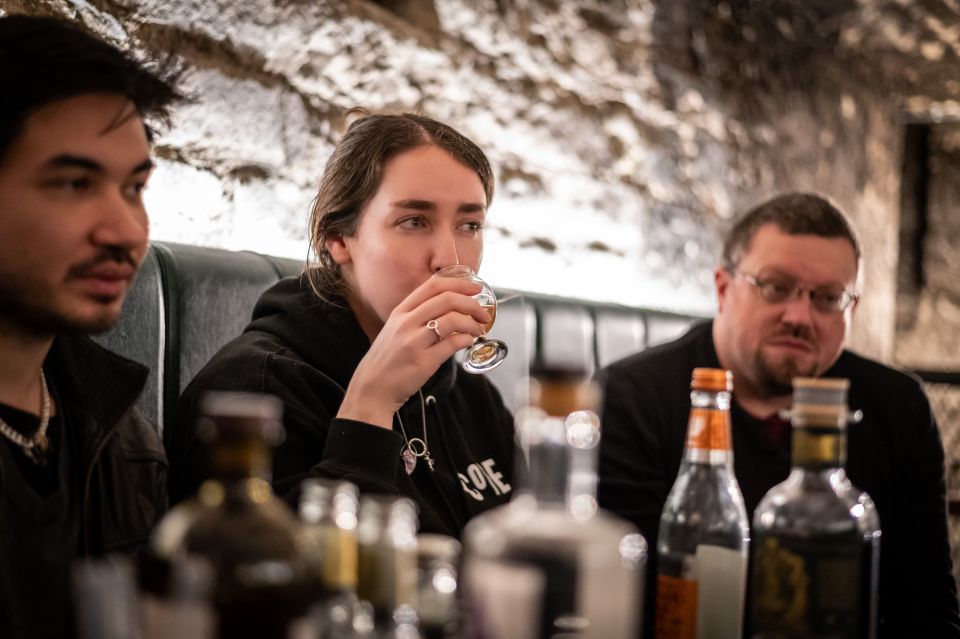 Edinburgh: Gin Tasting at Underground Venue - Live Tour Guide Insights