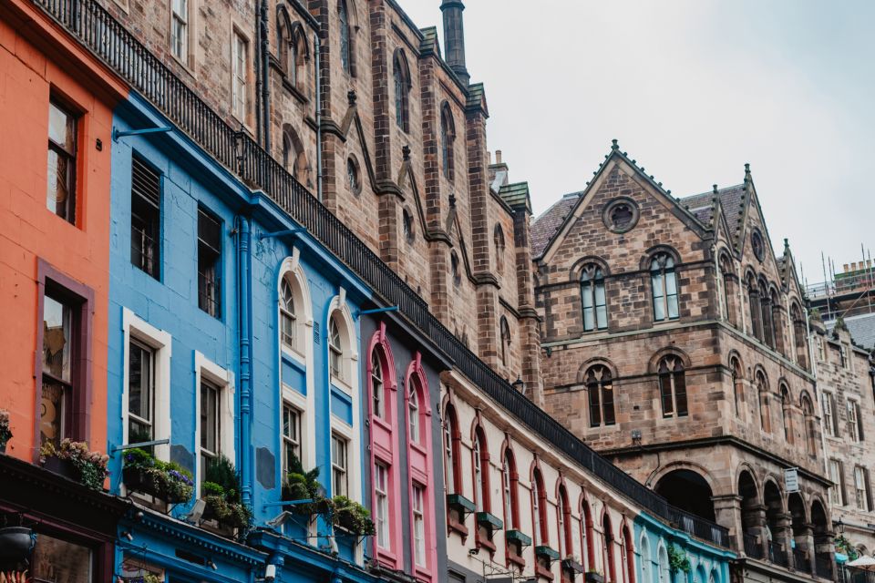 Edinburgh Highlights Self-Guided Scavenger Hunt & City Tour - Admiring St. Giles Cathedral