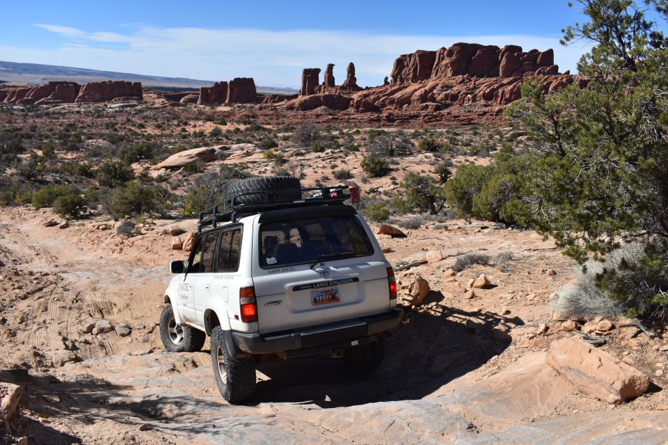 From Moab: Arches National Park 4x4 Drive and Hiking Tour - Discovering Ancient Dinosaur Tracks