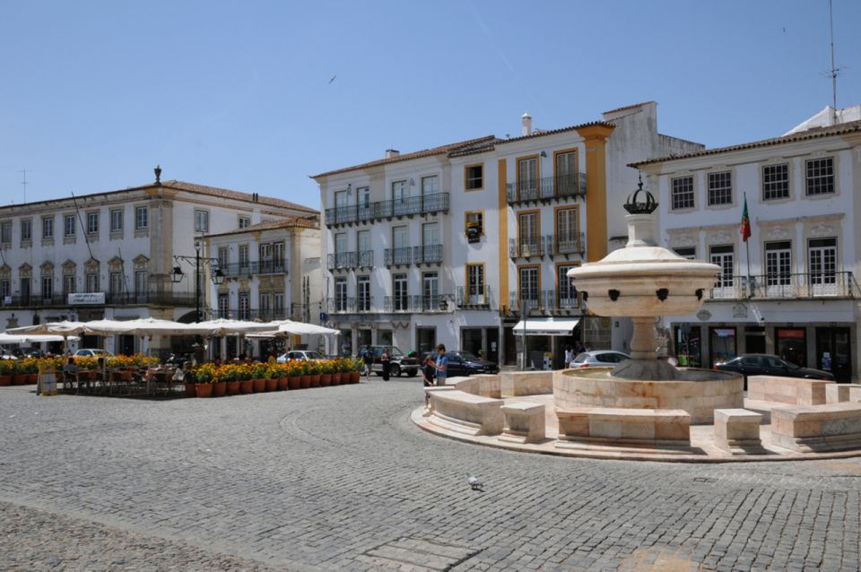 Full-Day Private Tour in Évora With Winery Tour From Lisbon - Explore Praça Do Giraldo