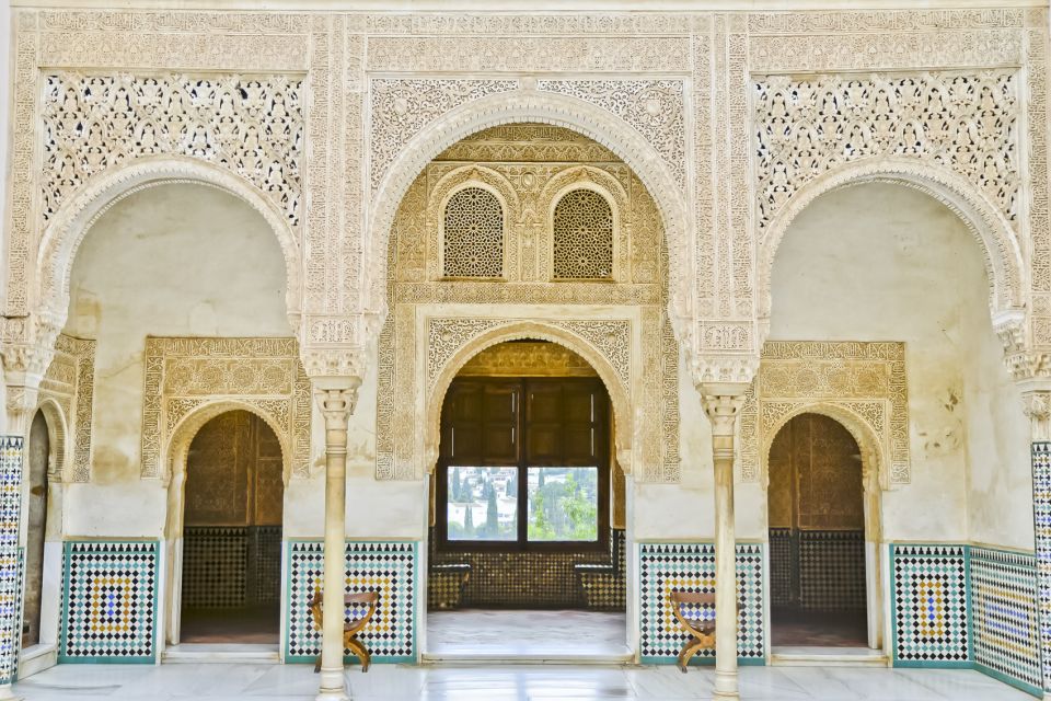 Granada: Alhambra and Generalife Private Fast-Track Tour - Discovering the Nasrid Palaces