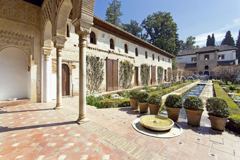 Granada: Alhambra Fast-Track Guided Tour - Guided Tour