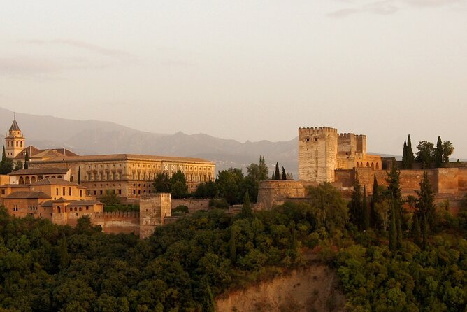 Guided Tour of Alhambra and Generalife With Nasrid Palaces - Exploring the Generalife