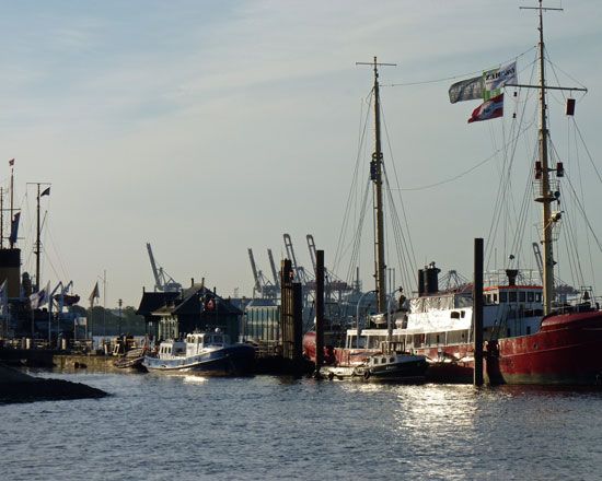 Hamburg: 2-Hour Tour Along the Elbe - Itinerary Overview