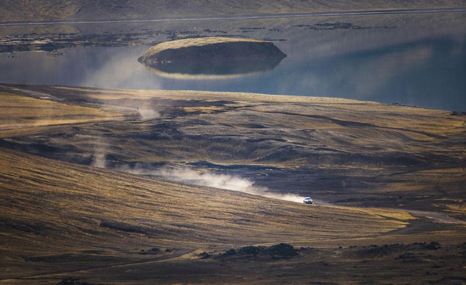 Highlands & Landmannalaugar Tour With Photo Package - Vehicle and Transportation