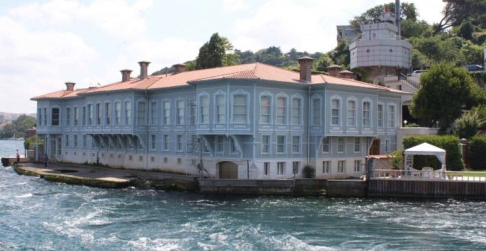 Istanbul Bosphorus Sunset Cruise on a Luxurious Yacht - Opulent Yacht With Canapés