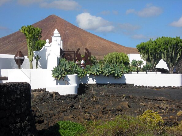 Lanzarote Cesar Manrique With Green Caves or Jameos Del Agua Entrance - Meeting Point and Pickup Options