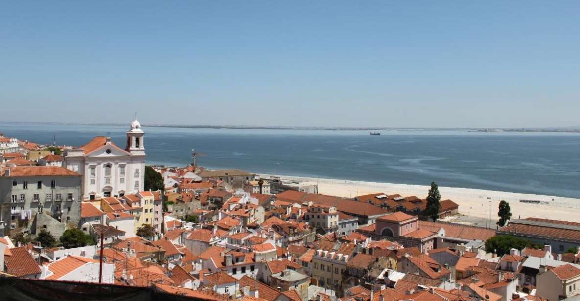 Lisbon: Alfama and São Jorge Castle Quarters Walking Tour - Exploring Alfama