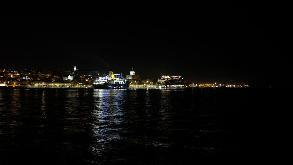 Lisbon: Sailing Tour by Night - Recommended Attire