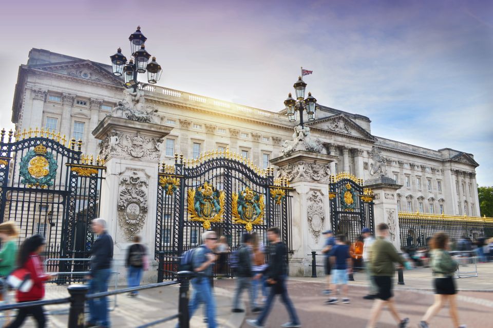 London: Royal Westminster and Buckingham Palace Walking Tour - Admiring the Horse Guards Parade