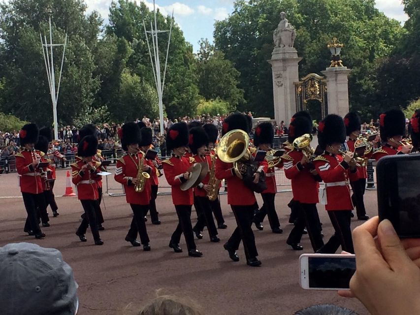 London: Royalty Walking Tour With Changing of the Guard - Walking Tour Experience