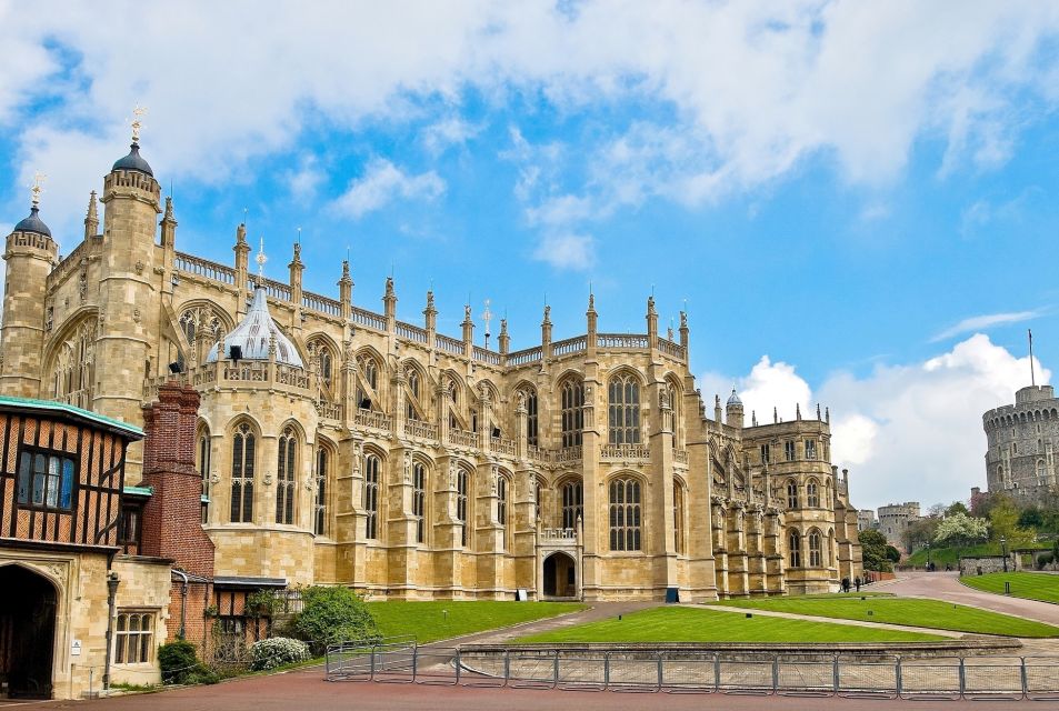 London & Windsor: Royal Sites Full Day Guided Tour - Visiting St Georges Chapel