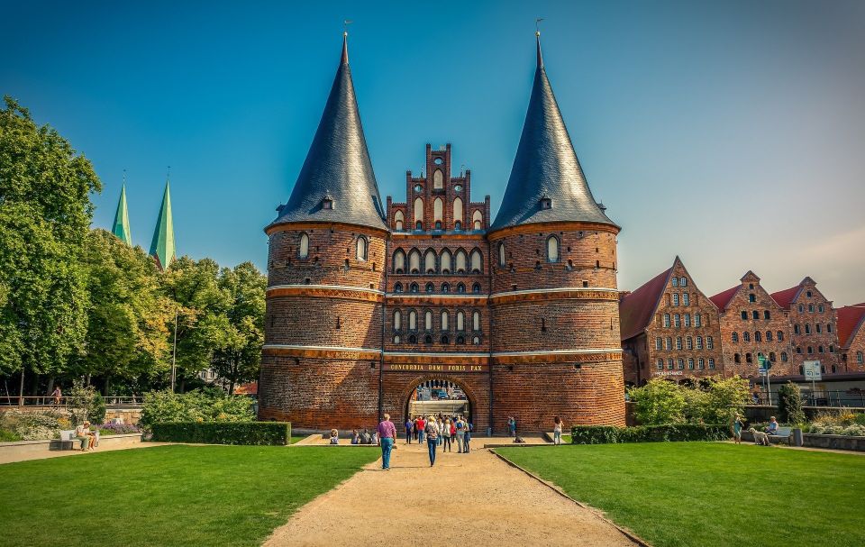 Lübeck: 10-City-Highlights Scavenger Hunt - What to Bring for the Tour