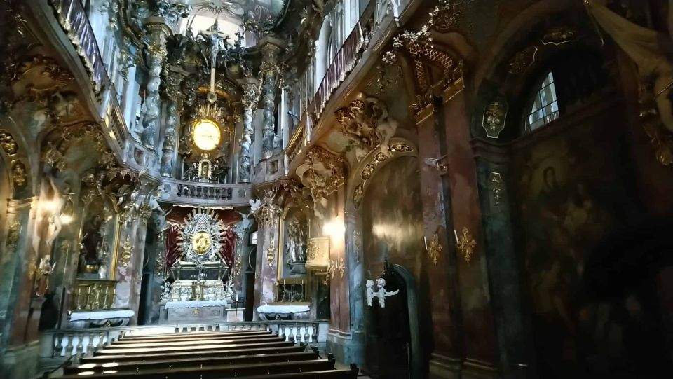 Munich: Old Town Guided Walking Tour With Lunch Stop - Local Food and Drink Recommendations