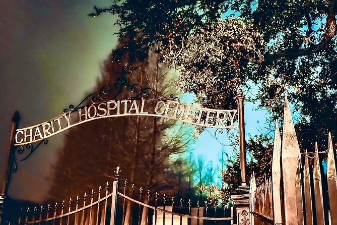 New Orleans Dead of Night Ghosts and Cemetery Bus Tour - Photographic Opportunities