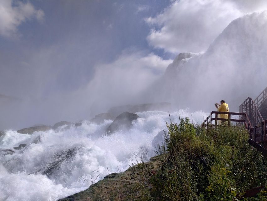 Niagara, Usa: Guided Tour With Boat, Cave of Winds, & Trolly - Getting to the Starting Point