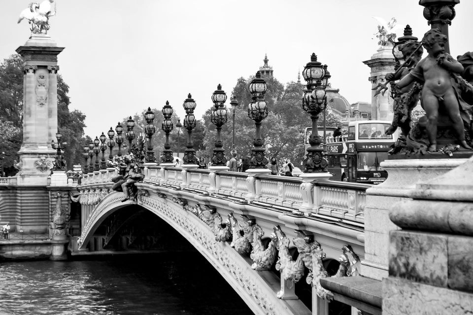 Paris : Audio Guided Tour of the Bridges of Paris - Exploring Pont Mirabeau