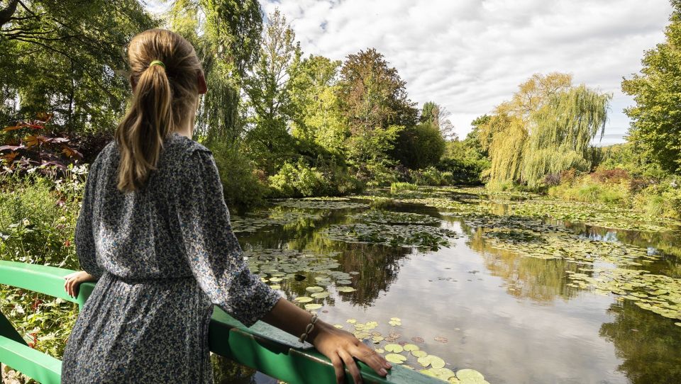 Paris: Giverny & Versailles Small Group or Private Tour - Guided Experiences