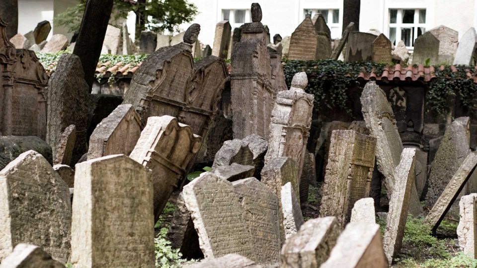 Prague: Synagogues and Jewish Quarter Private Walking Tour - Exploring the Jewish Museum