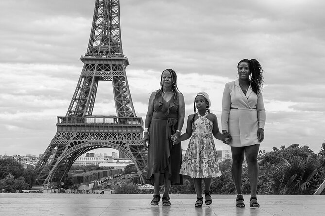 Private Photoshoot With the Iconic Eiffel Tower in Paris - Capturing Memorable Family Photos