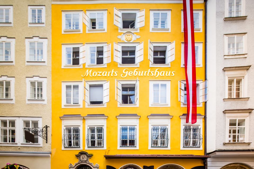 Salzburg: Private City Highlight Tour With a Guide - Exploring the Residenzplatz