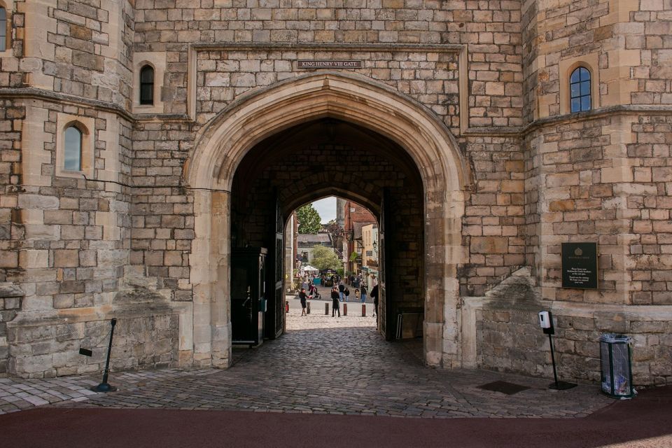 Windsor Castle Hampton Court Palace Private Tour With Ticket - Baroque Palace by William and Mary