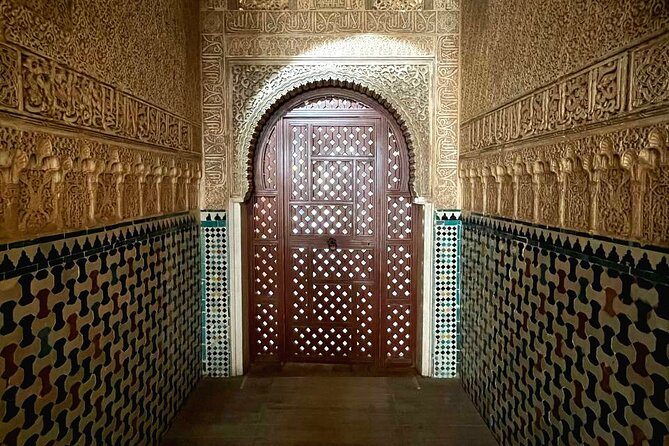 Alhambra and Nasrid Palaces Guided Tour With Tickets - Duration and End Point