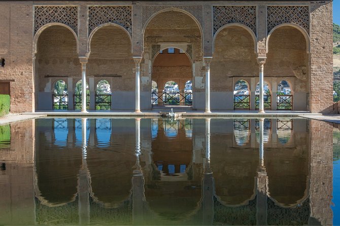 Alhambra & Generalife: Exclusive 3-Hour Private Tour With Tickets Included - Guided Tour Experience