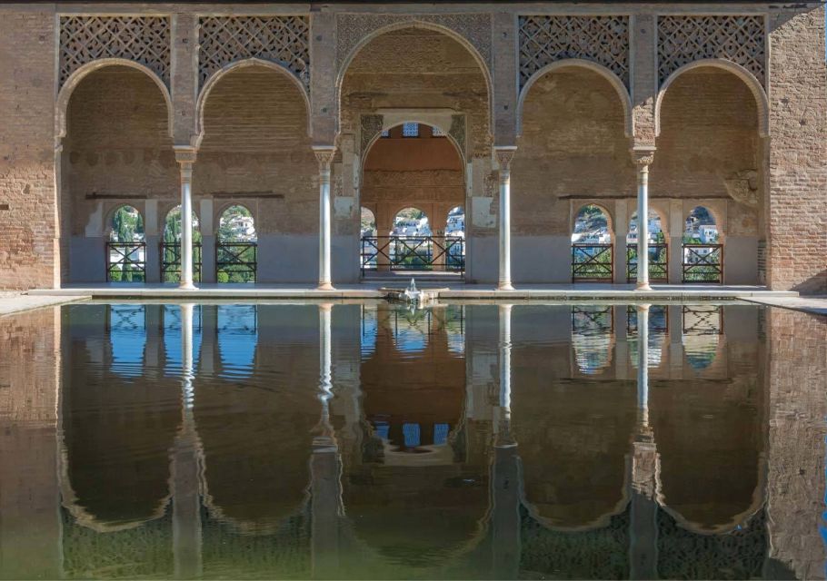 Alhambra & Generalife: Exclusive 3 Hour Private Tour - Stroll Through Generalife