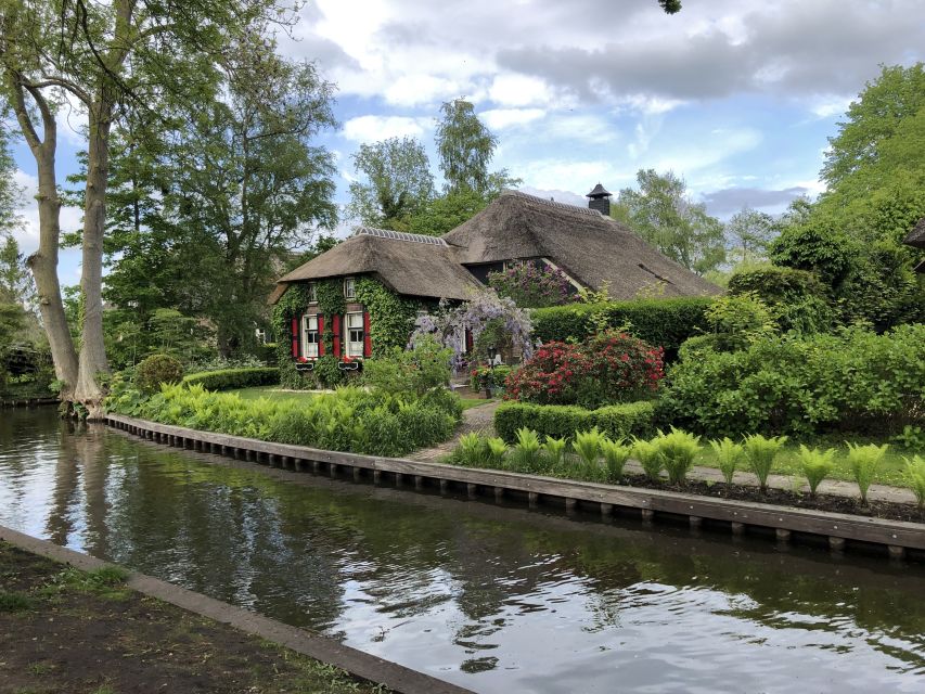 Amsterdam: Keukenhof Tulip Garden and Giethoorn Experience - Discovering Giethoorn