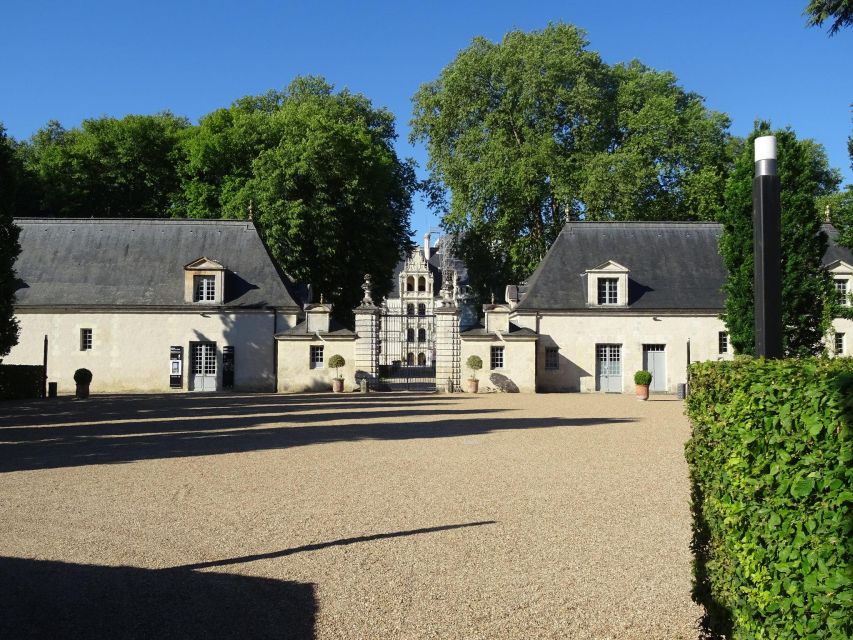 Azay-Le-Rideau Castle: Private Guided Tour With Ticket - Discovering the Castles Rich History