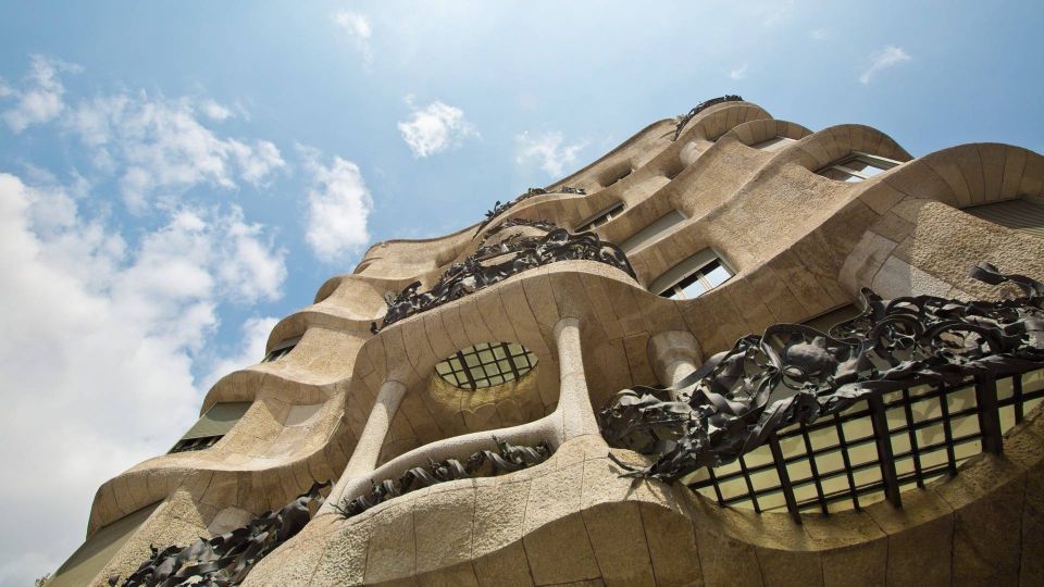 Barcelona: Evening Walking Tour in the Gaudi Area With Tapas - Tips for a Great Experience