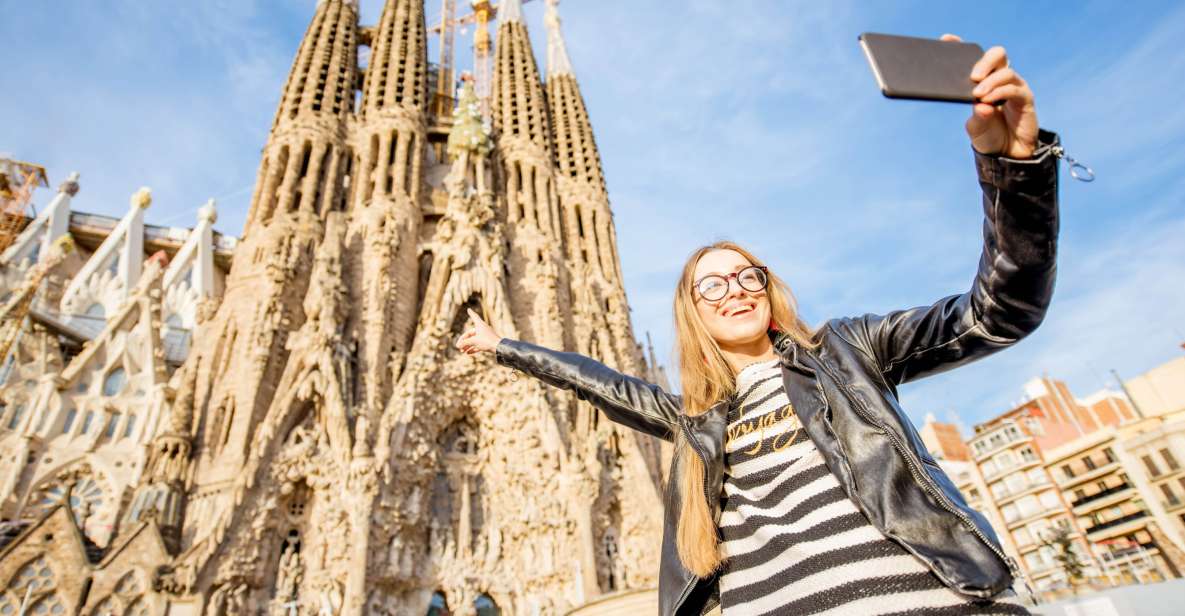 Barcelona: Foodie Walking Tour With Sagrada Familia Tickets - Savor Tapas and Churros