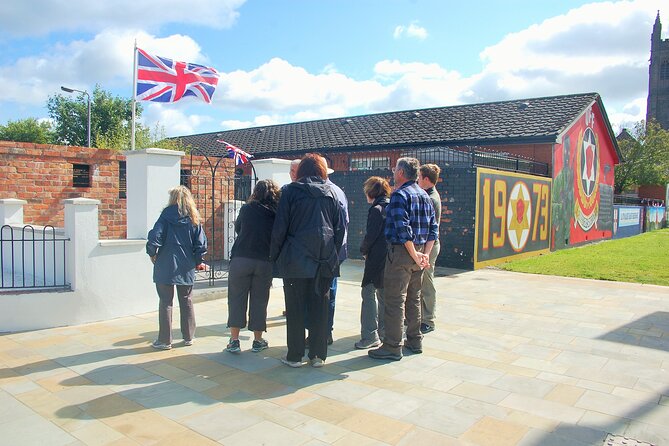 Belfast Cab /Taxi Private 2hours Terror and Conflict- Peace Tour - Exploring the City