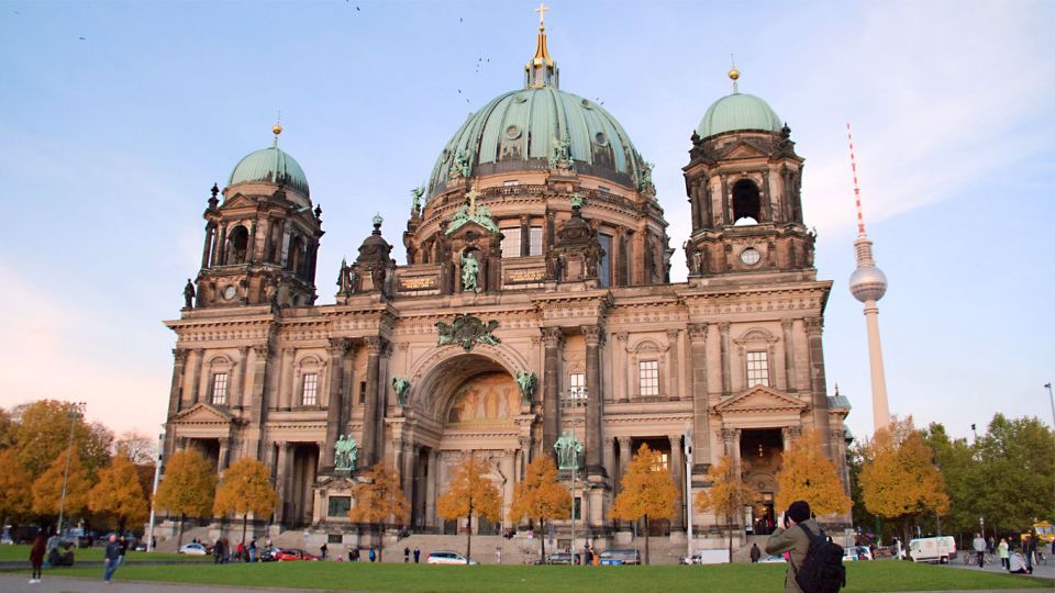 Berlin Self-Guided Treasure Hunt & Tour - Capturing Visual Delights