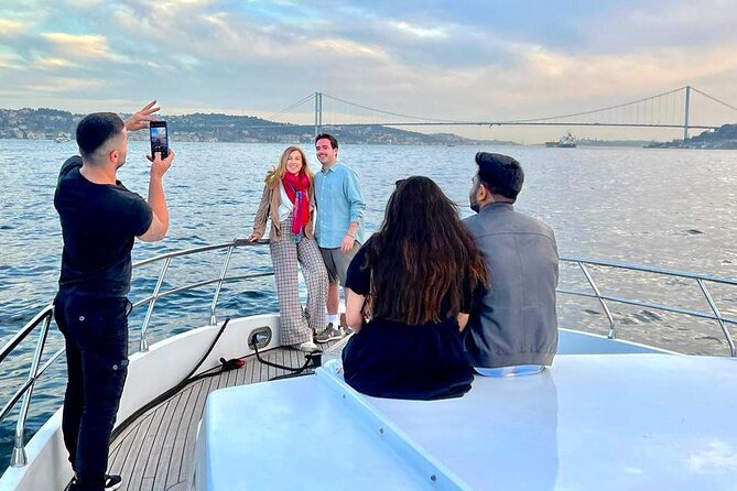 Bosphorus Guided Luxury Yacht Cruise With Live Guide (90 Minutes) - Group Size