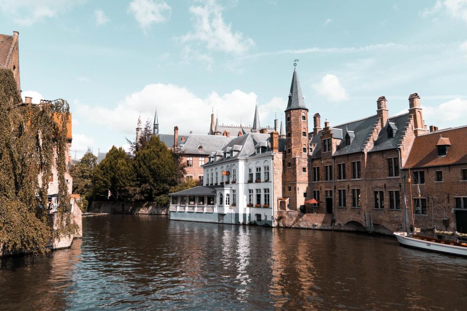 Bruges: Express Walk With a Local in 60 Minutes - Small Group Size