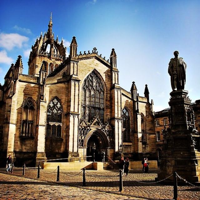 Castle & Cobblestones: 8-Hour Private Edinburgh Walking Tour - Admire the Grandeur of Holyrood Palace