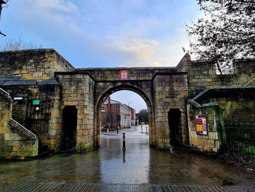 Discover Yorks Legacy: In-App Audio Tour of the City Walls - Offline Access to Audio Tour