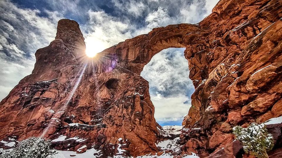 From Moab: Arches National Park 4x4 Drive and Hiking Tour - Included Amenities and Meals