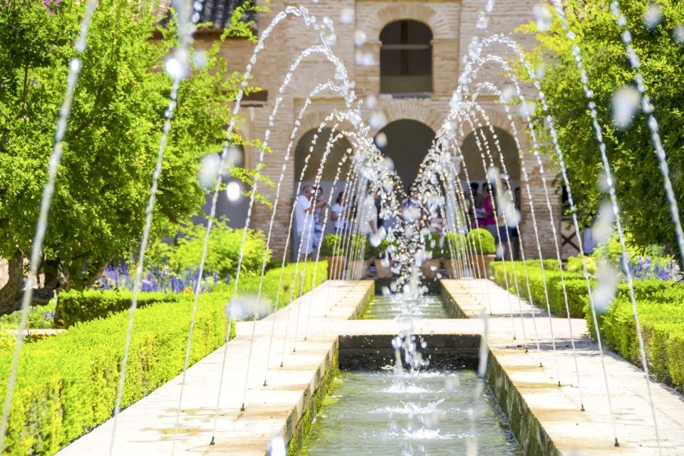 Granada: Alhambra and Nasrid Palaces Private Tour - Meeting Point and Arrival