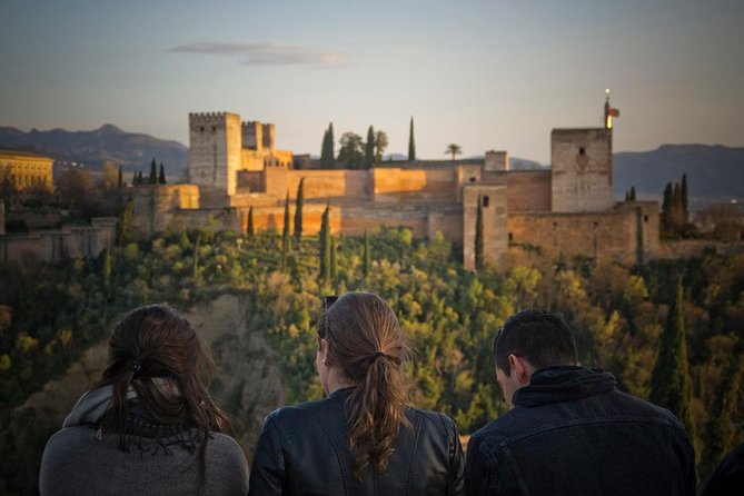 Granada and Albaicin: Wine and Tapas Tour - Savoring Tapas and Drinks