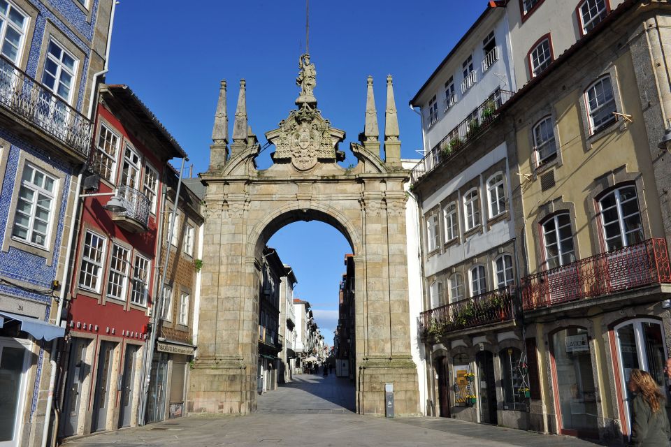 Guimarães: Guided Day Tour With Lunch and Drinks - Lunch and Drinks