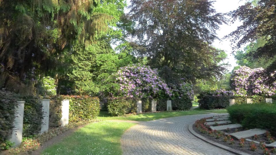 Hamburg: Ohlsdorf Cemetery Self-guided Angel Walk - Navigating the Self-guided Walk